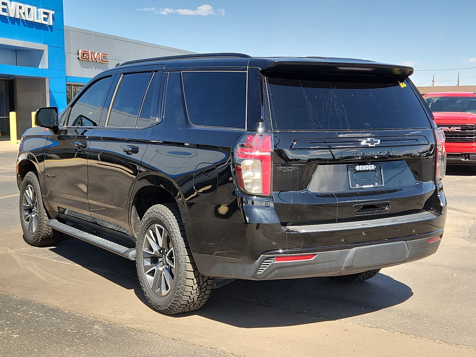 Used 2024 Chevrolet Tahoe Z71 w/ Luxury Package AWD/4WD image 3