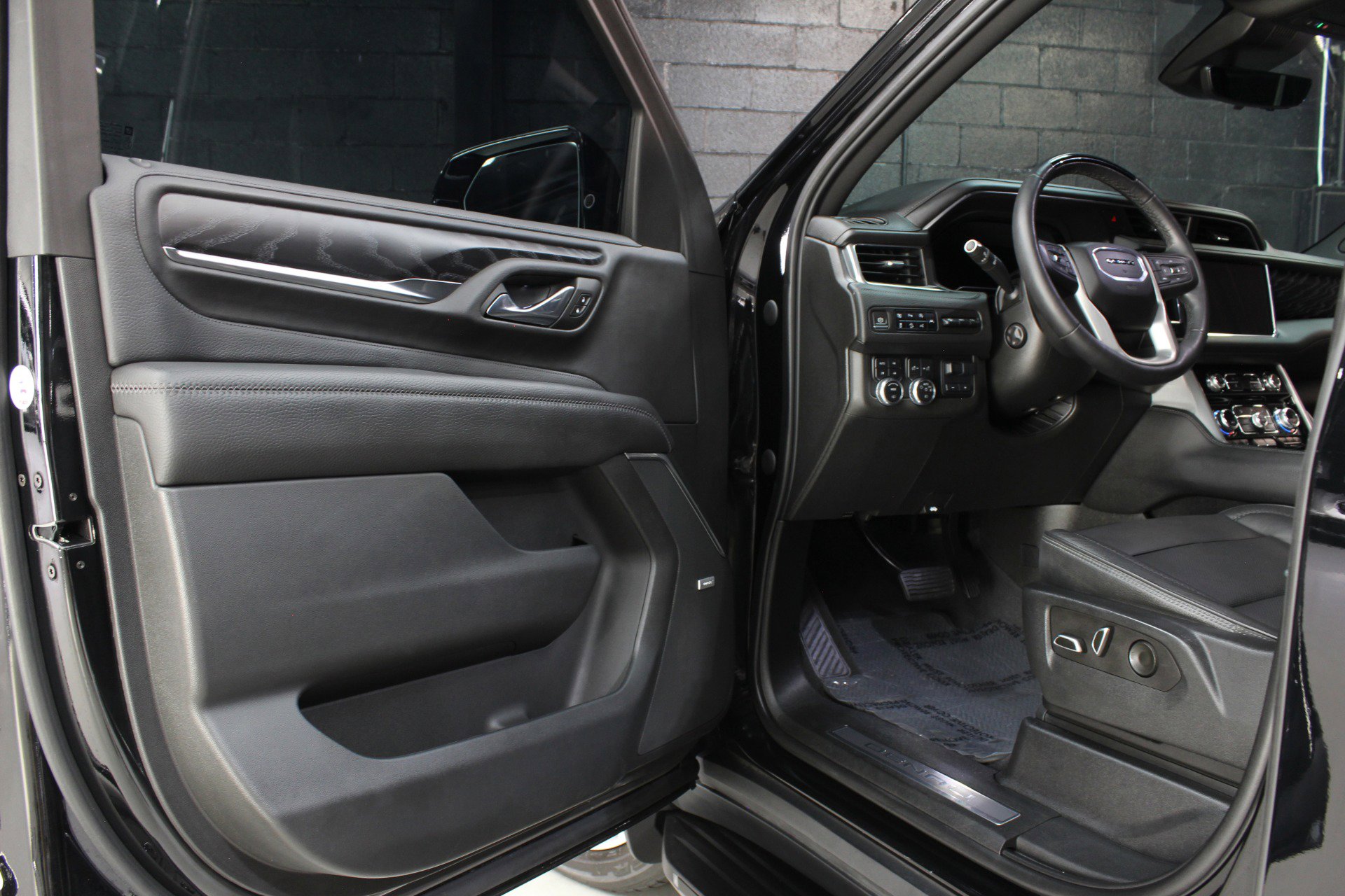 Used 2023 GMC Yukon Denali w/ Advanced Technology Package image 22