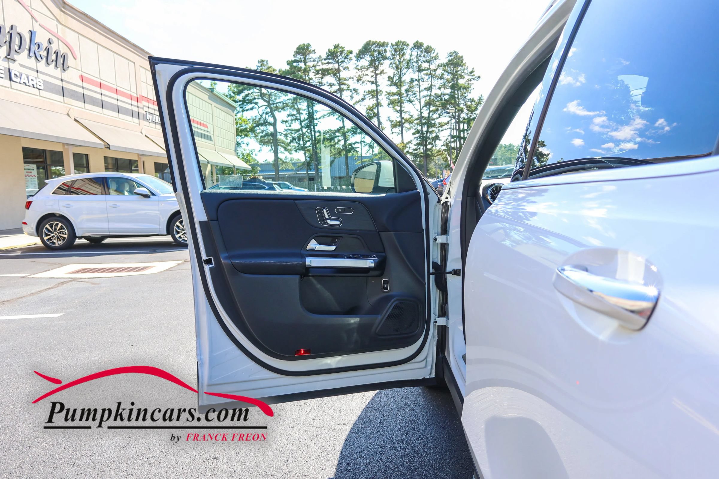 Used 2023 Mercedes-Benz GLB 250 4MATIC w/ Premium Package image 15