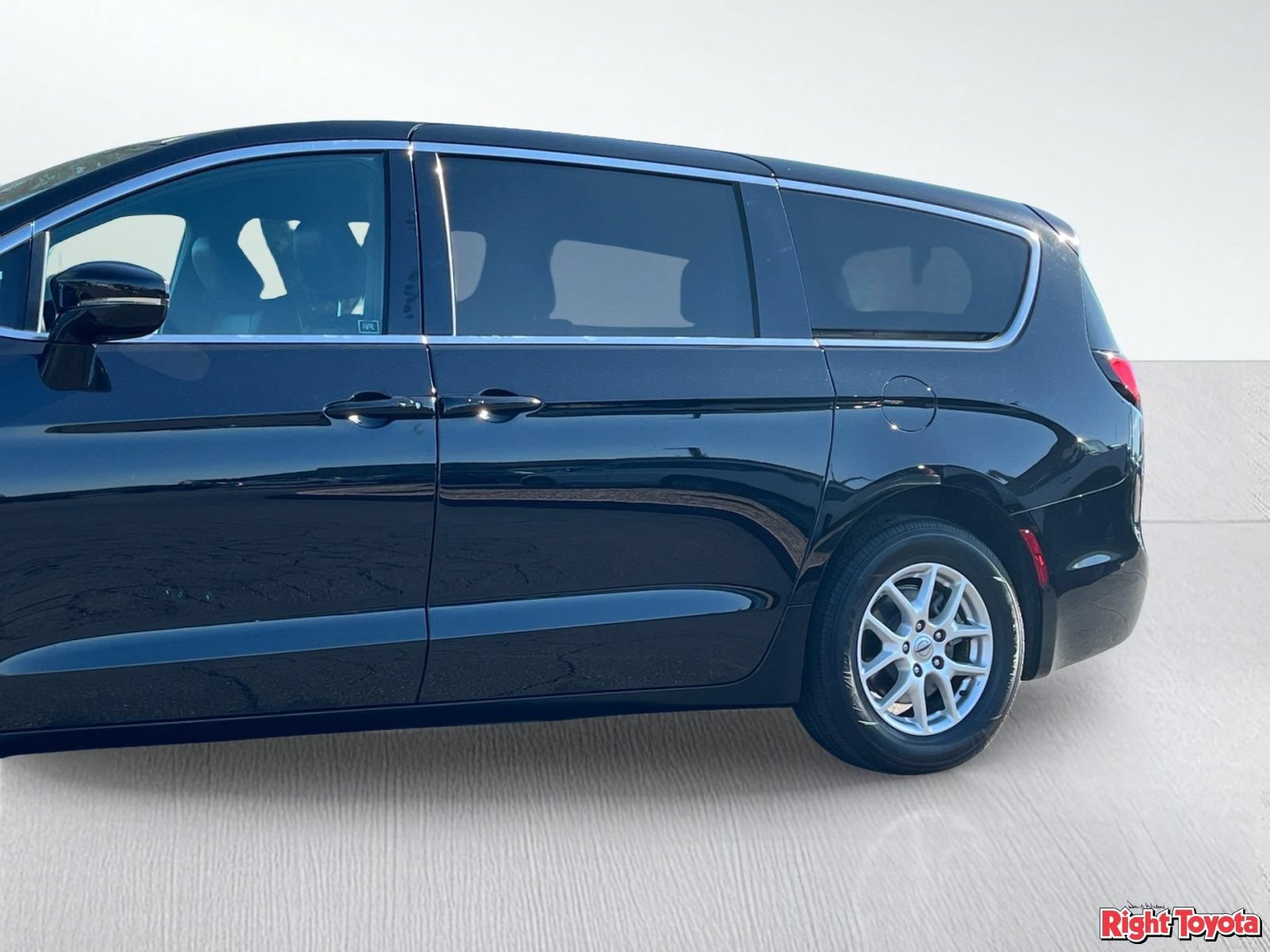 Used 2025 Chrysler Pacifica Select FWD image 9