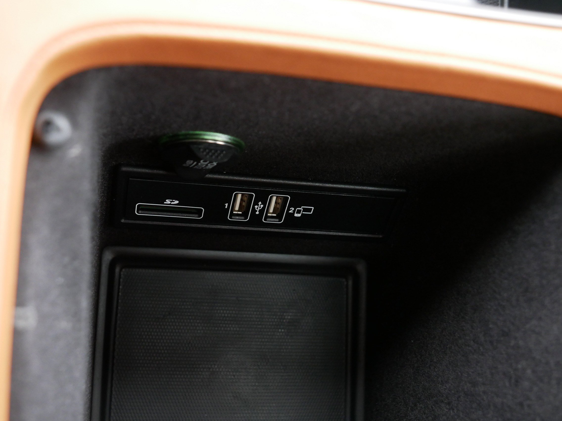 Used 2022 Aston Martin DBX image 33