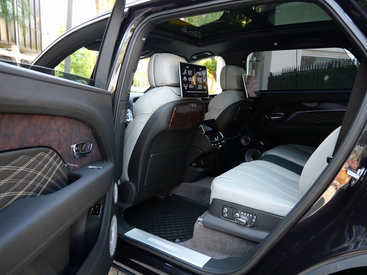 Used 2025 Bentley Bentayga Extended Wheelbase AWD/4WD image 21