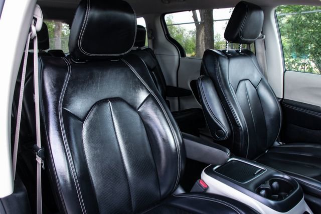 Used 2023 Chrysler Pacifica Touring-L image 31