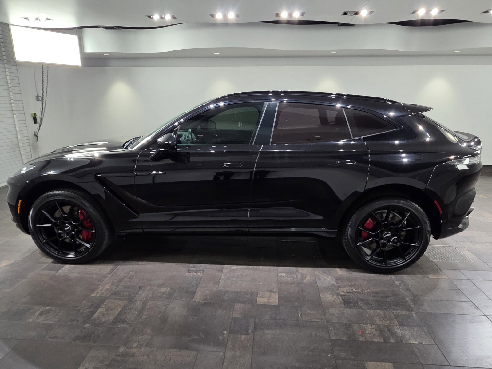 Used 2021 Aston Martin DBX image 27