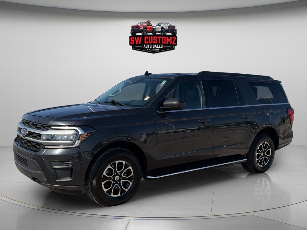 Used 2023 Ford Expedition Max XLT image 3