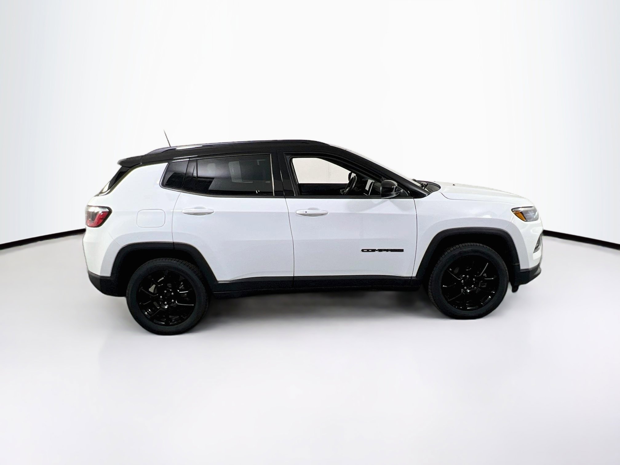 Used 2022 Jeep Compass Latitude w/ Sun and Sound Group AWD/4WD image 4