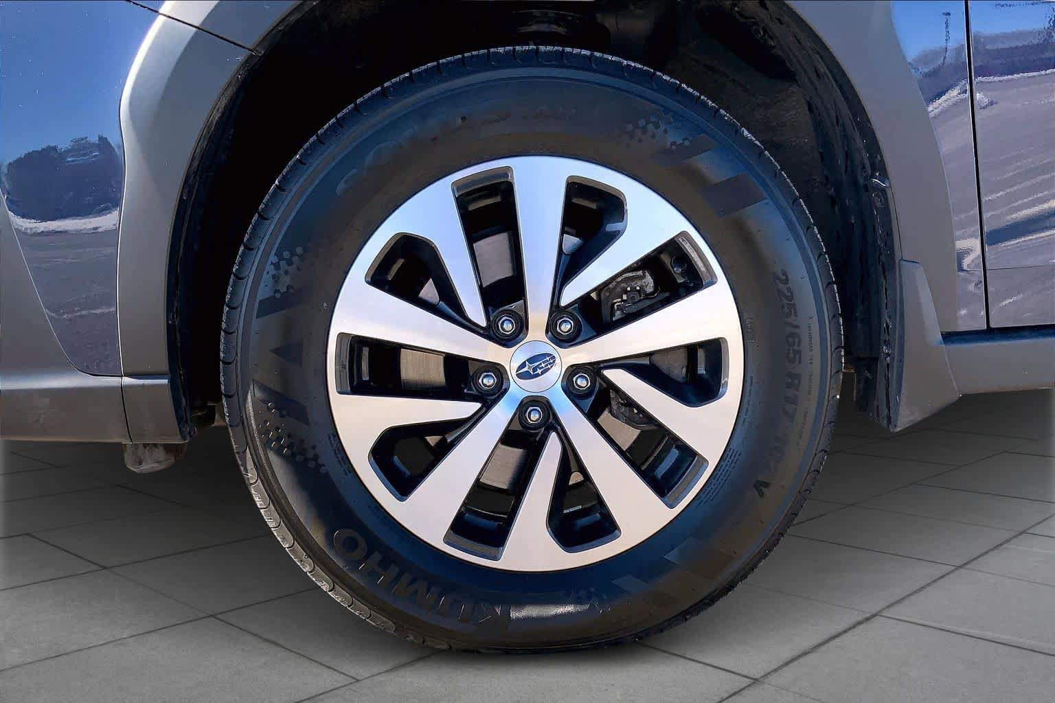 Used 2025 Subaru Outback Premium image 11
