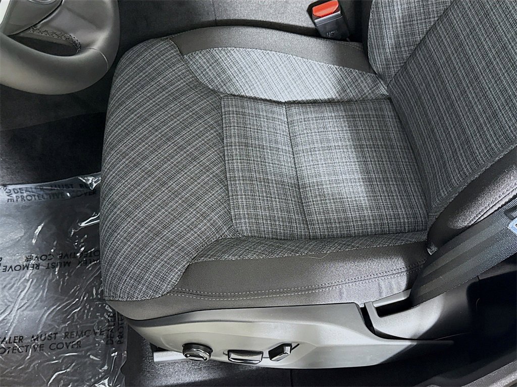 Used 2025 Volvo XC60 B5 Core w/ Protection Package Premier image 19