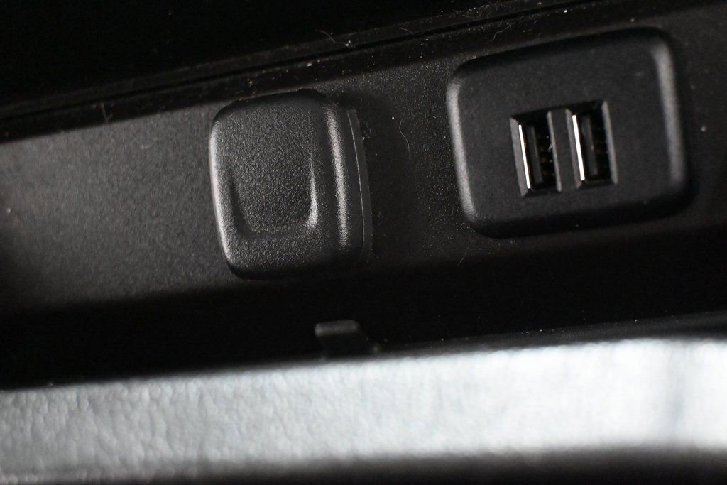 Used 2015 Chevrolet Suburban LTZ image 32