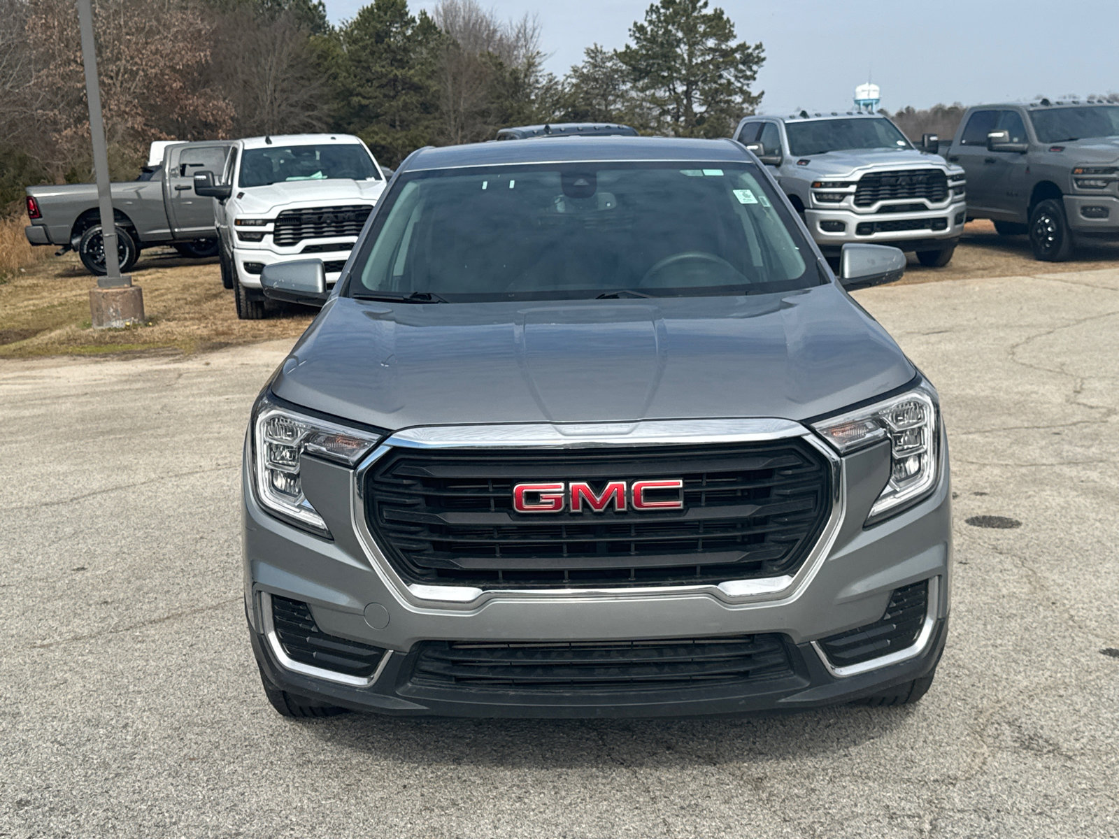 Used 2024 GMC Terrain SLE image 2