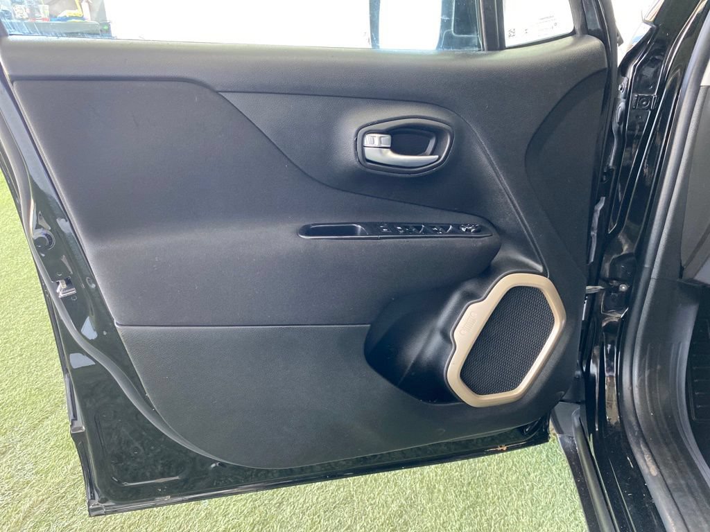 Used 2017 Jeep Renegade Latitude FWD image 10