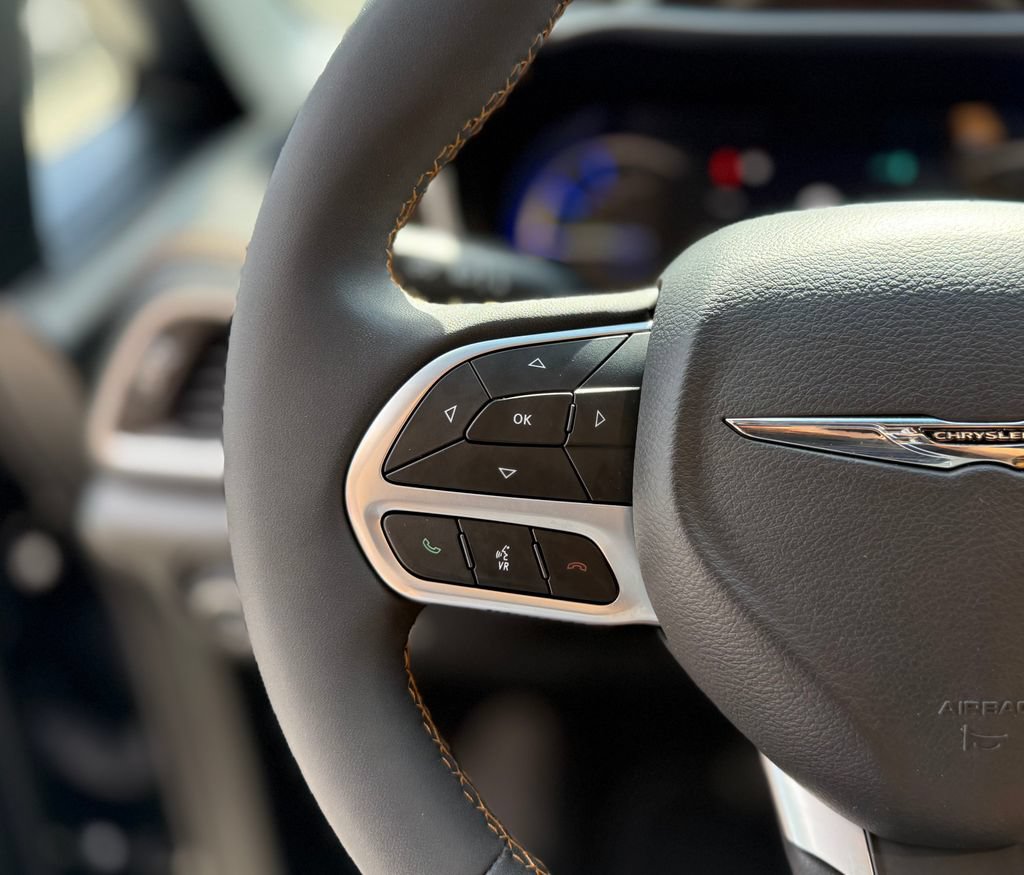 Used 2023 Chrysler Pacifica Pinnacle FWD image 25