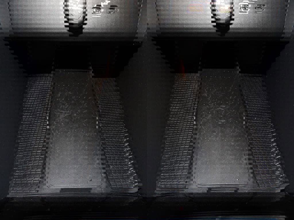 Certified 2024 Volvo XC40 B5 Plus w/ Protection Package Premier image 24