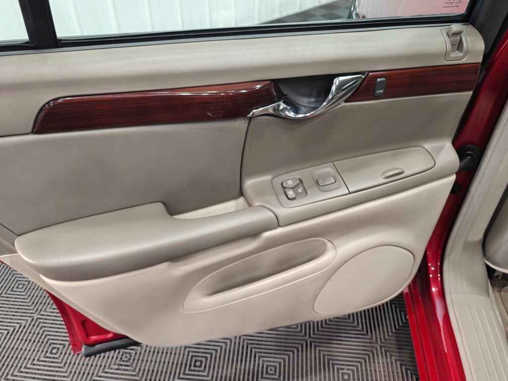 Used 2003 Cadillac De Ville DTS w/ Premium Luxury Package FWD image 28