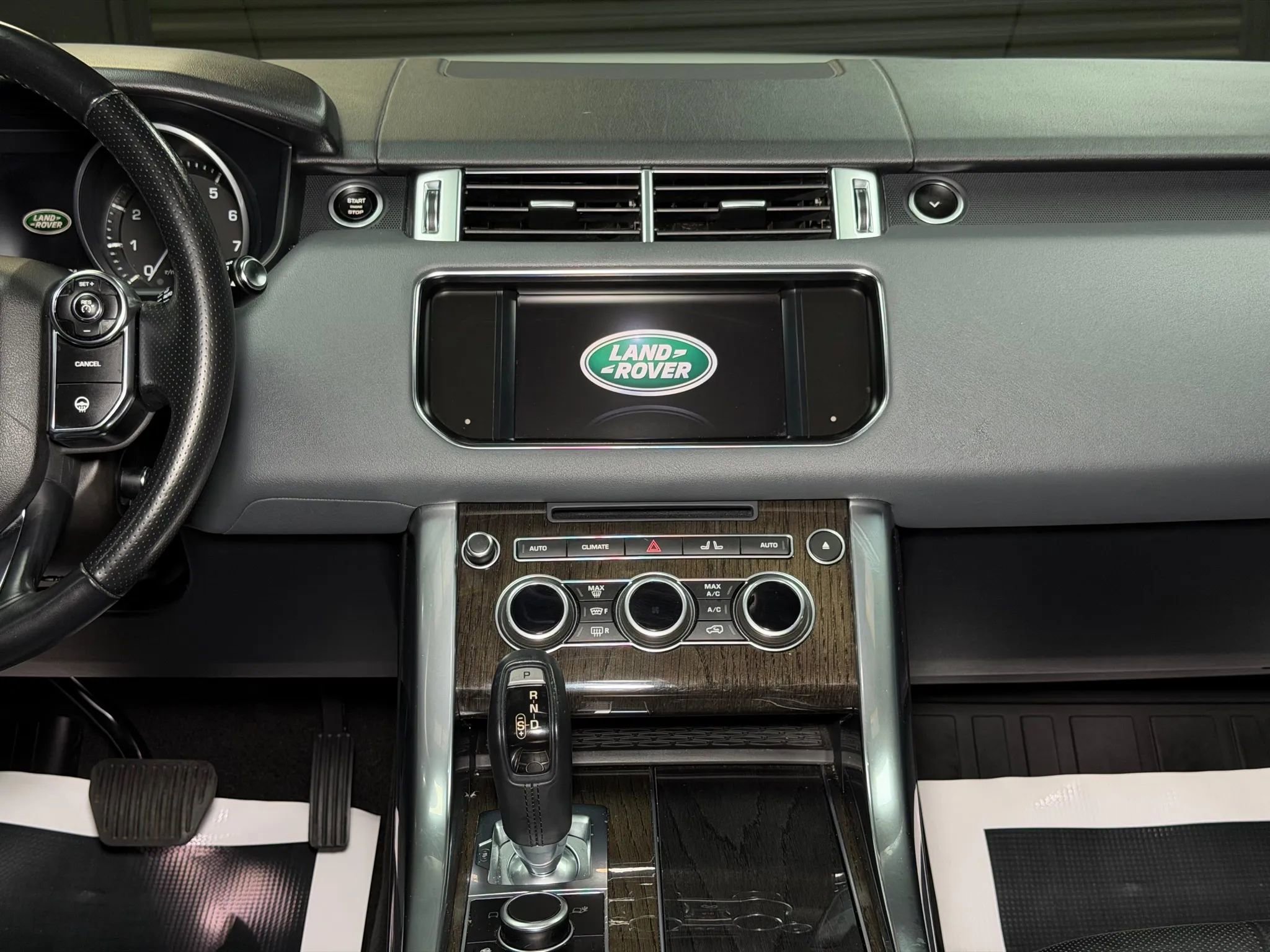 Used 2014 Land Rover Range Rover Sport SE image 31