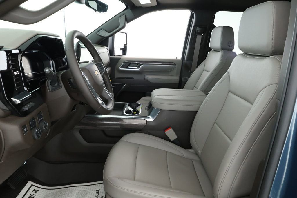 Used 2025 Chevrolet Silverado 3500 LTZ w/ LTZ Premium Package image 19