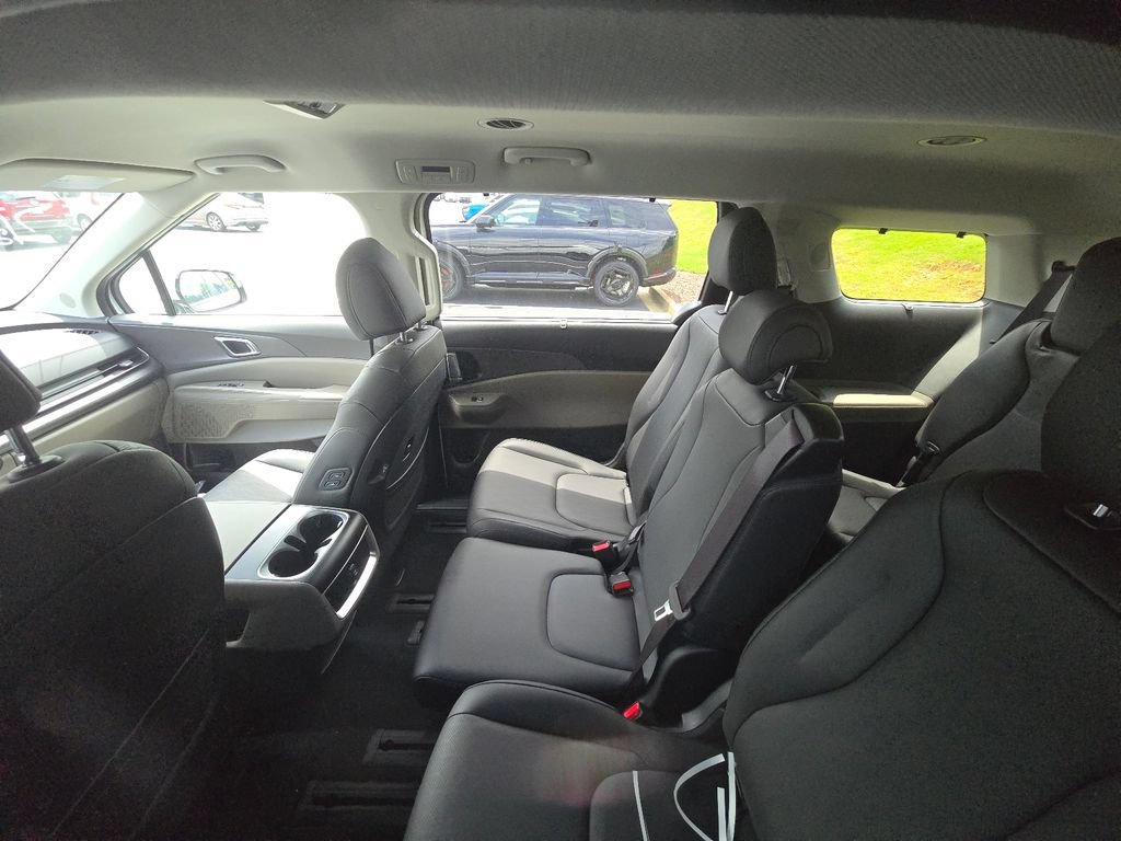 New 2027 Kia Carnival EX FWD image 4