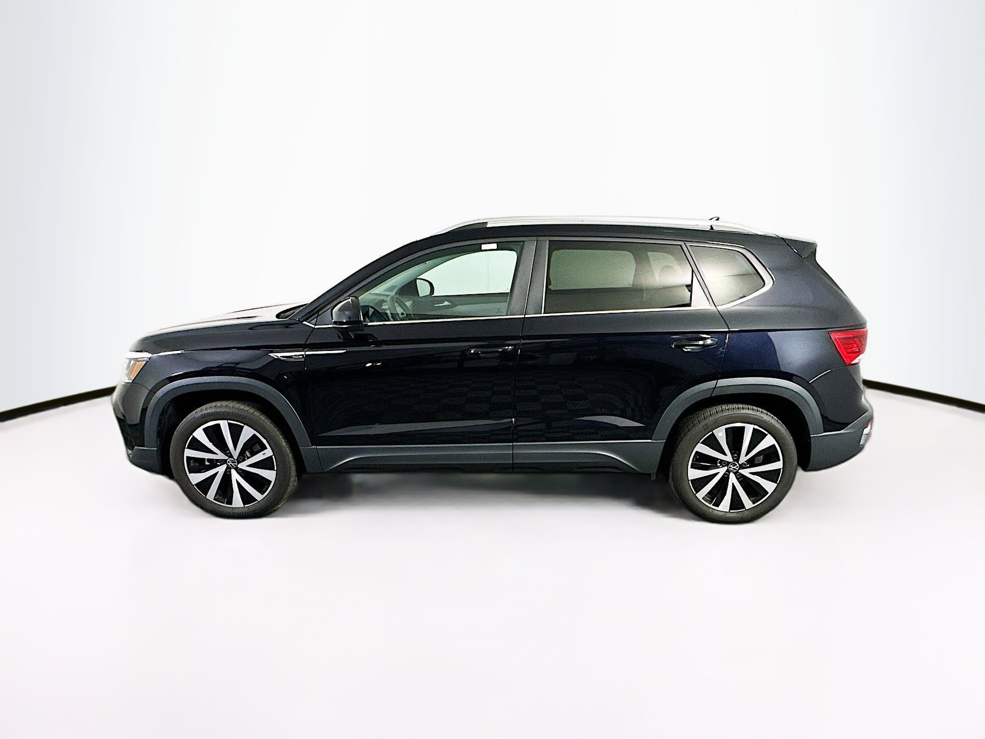 Used 2023 Volkswagen Taos SE w/ Panoramic Sunroof Package FWD image 4