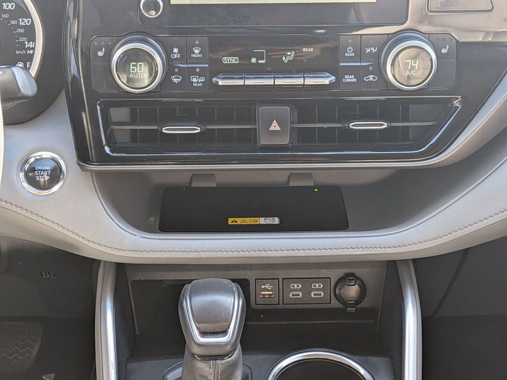 Used 2022 Toyota Highlander XLE AWD/4WD image 27