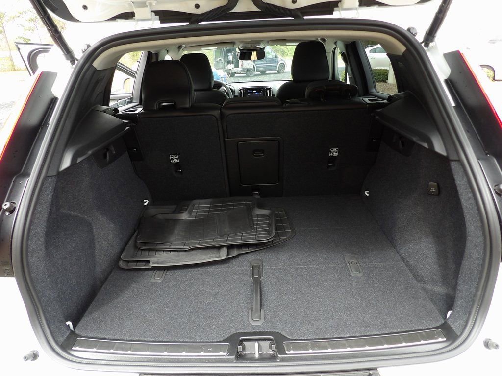 Certified 2025 Volvo XC40 B5 Plus w/ Protection Package Premier AWD/4WD image 15