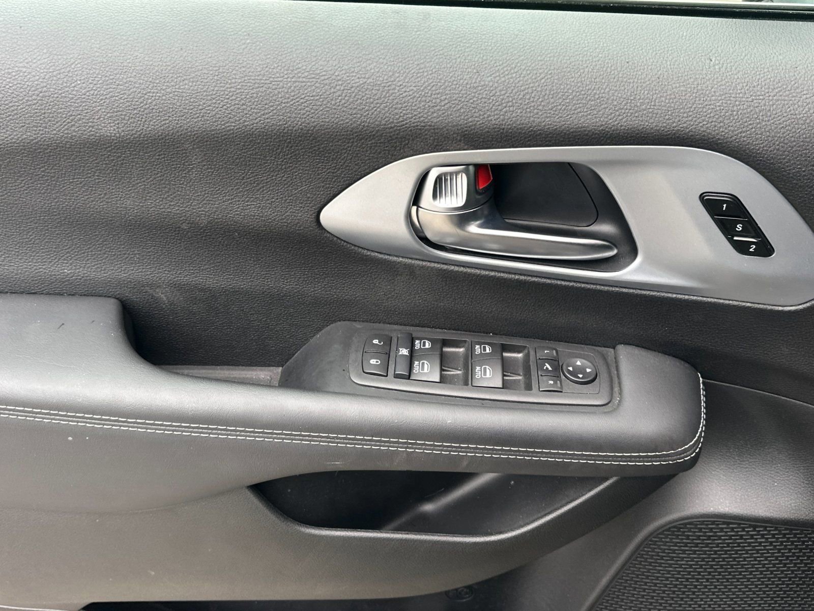 Used 2026 Chrysler Pacifica Limited image 10
