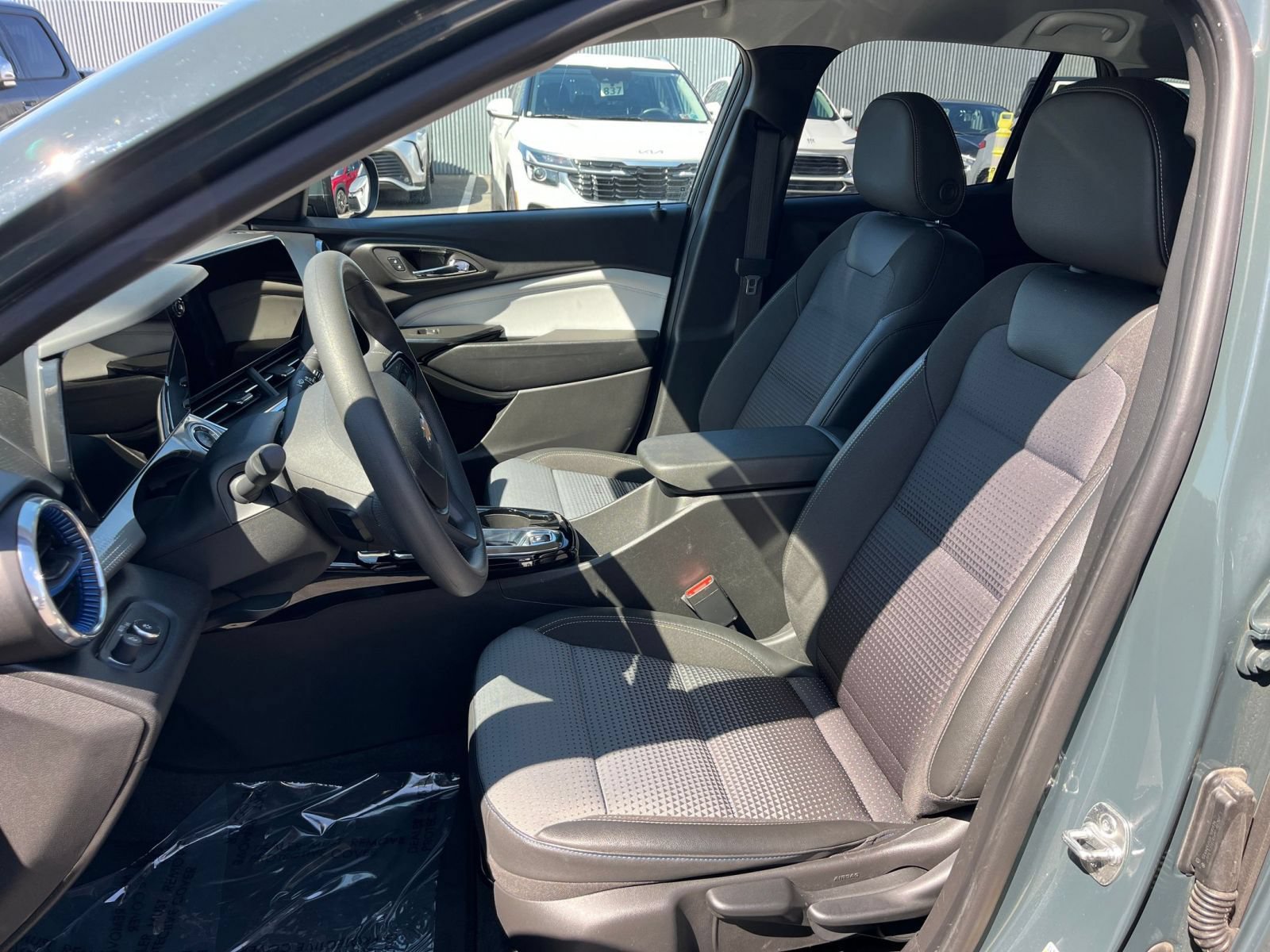 Used 2025 Chevrolet Trax LT FWD image 36