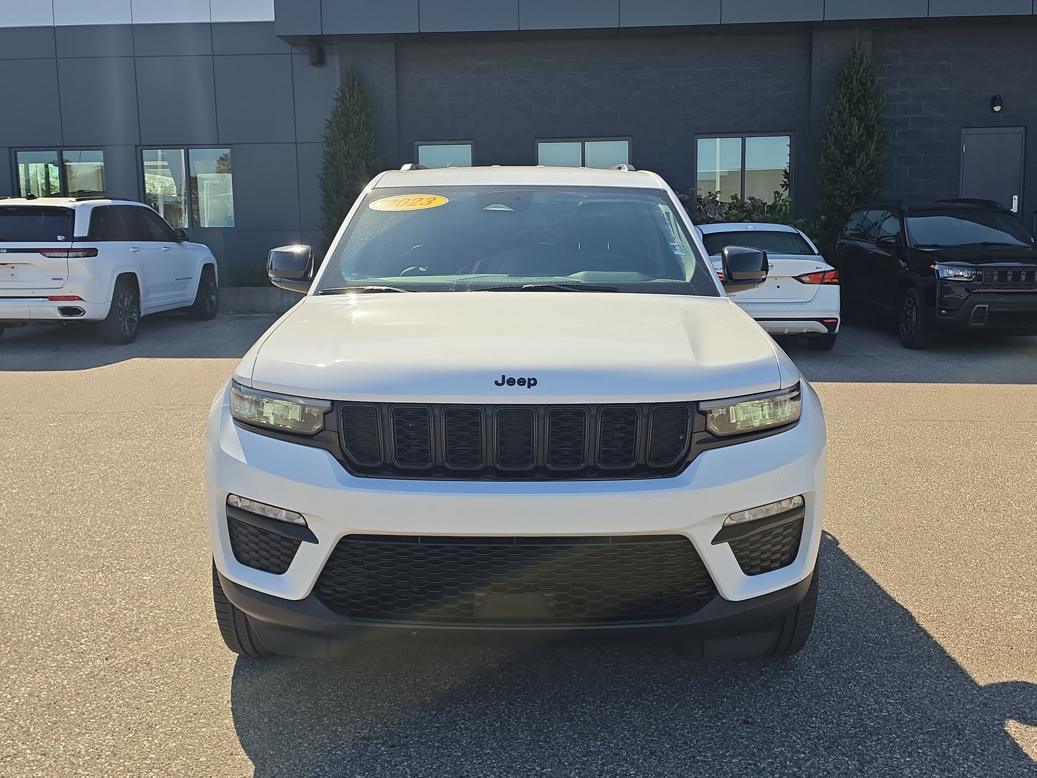 Used 2023 Jeep Grand Cherokee Limited w/ Black Appearance Package AWD/4WD image 2