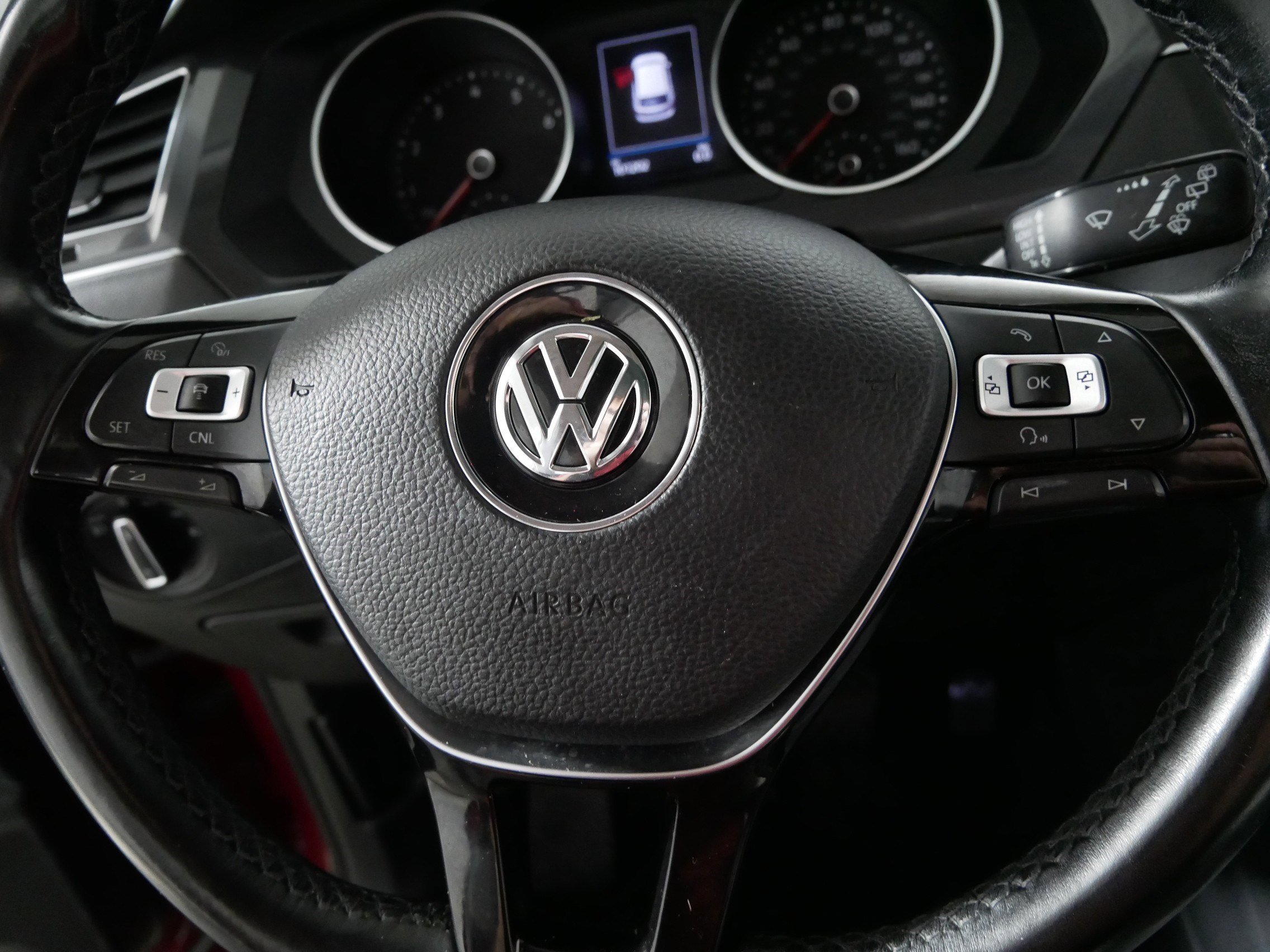 Used 2018 Volkswagen Tiguan SEL image 25