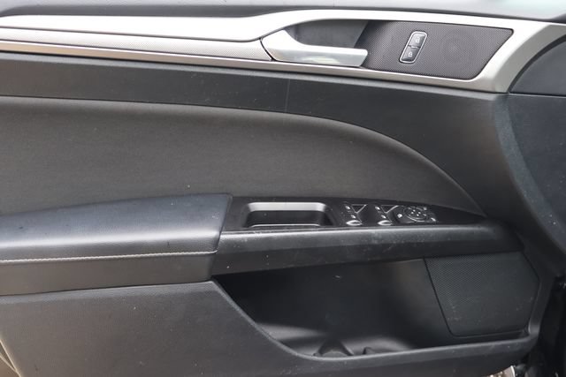 Used 2017 Ford Fusion SE FWD image 12
