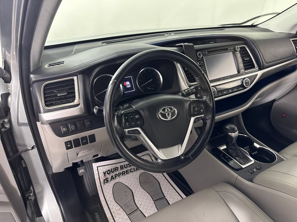 Used 2019 Toyota Highlander Limited w/ Carpet Mat Package (TMS) AWD/4WD image 16
