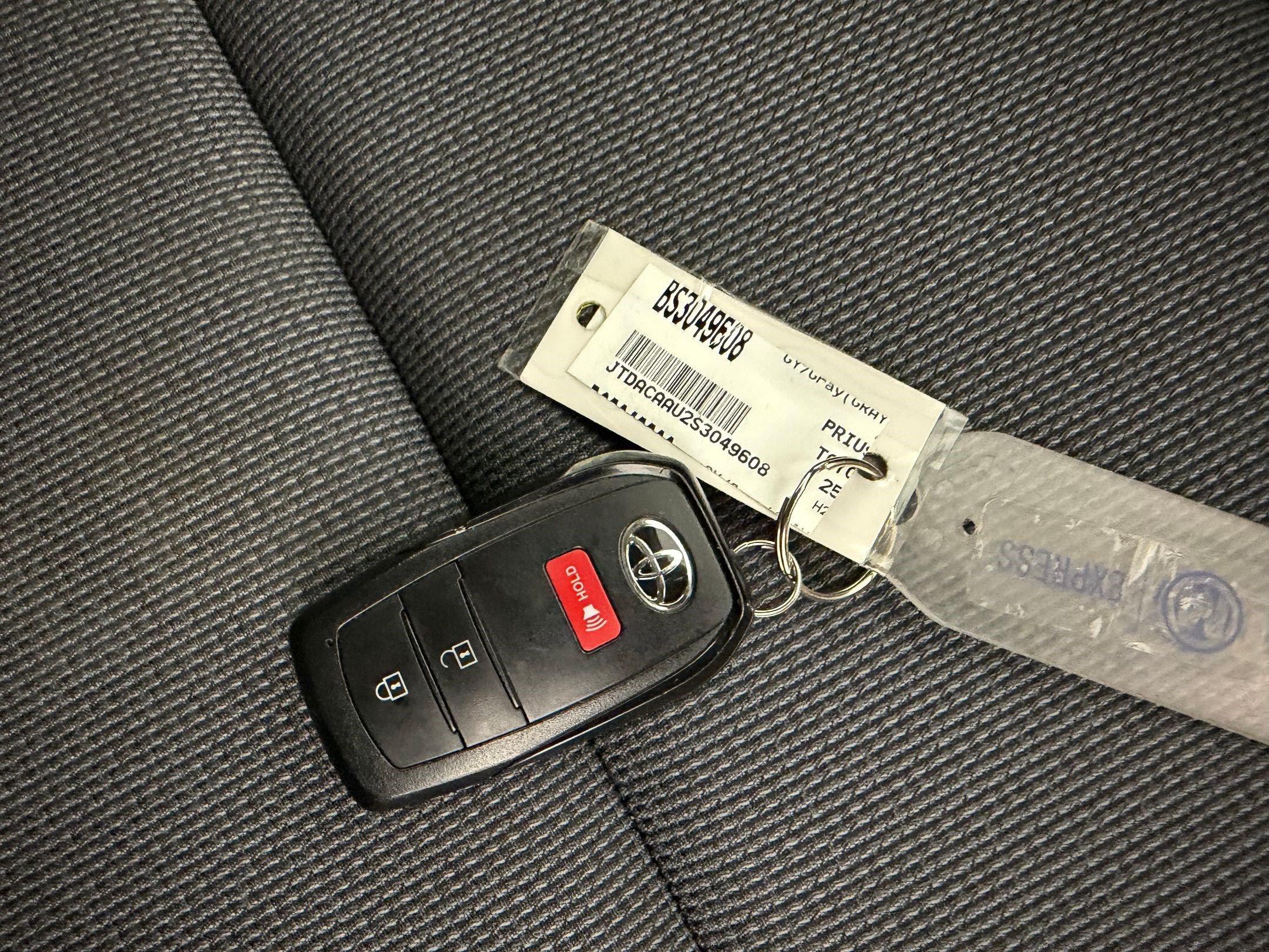 Used 2025 Toyota Prius LE FWD image 31