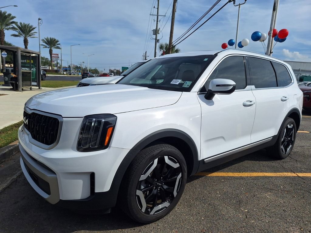 Used 2024 Kia Telluride EX w/ EX Captain's Chair Package image 9