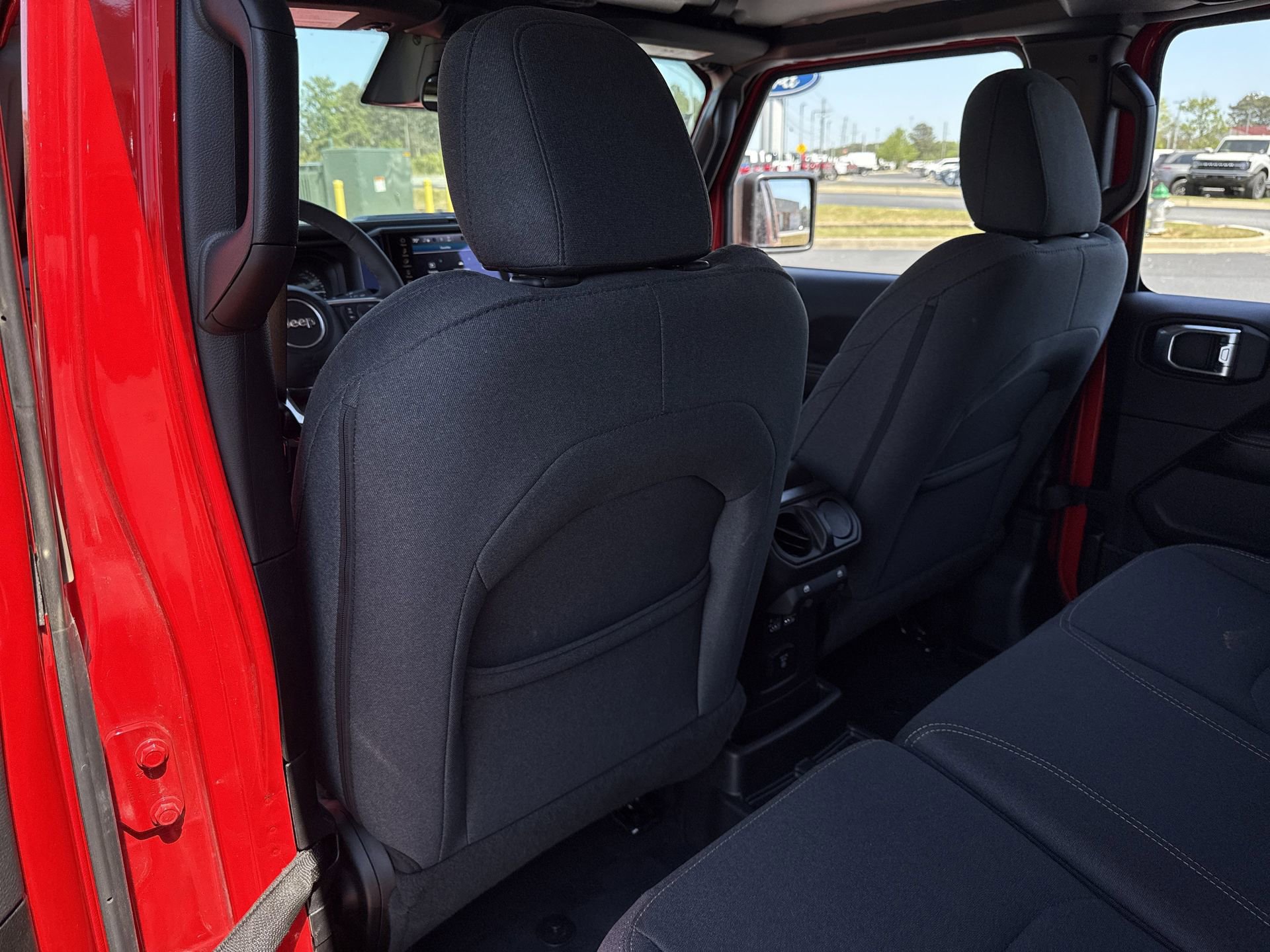 Used 2025 Jeep Wrangler Unlimited Sahara AWD/4WD image 15