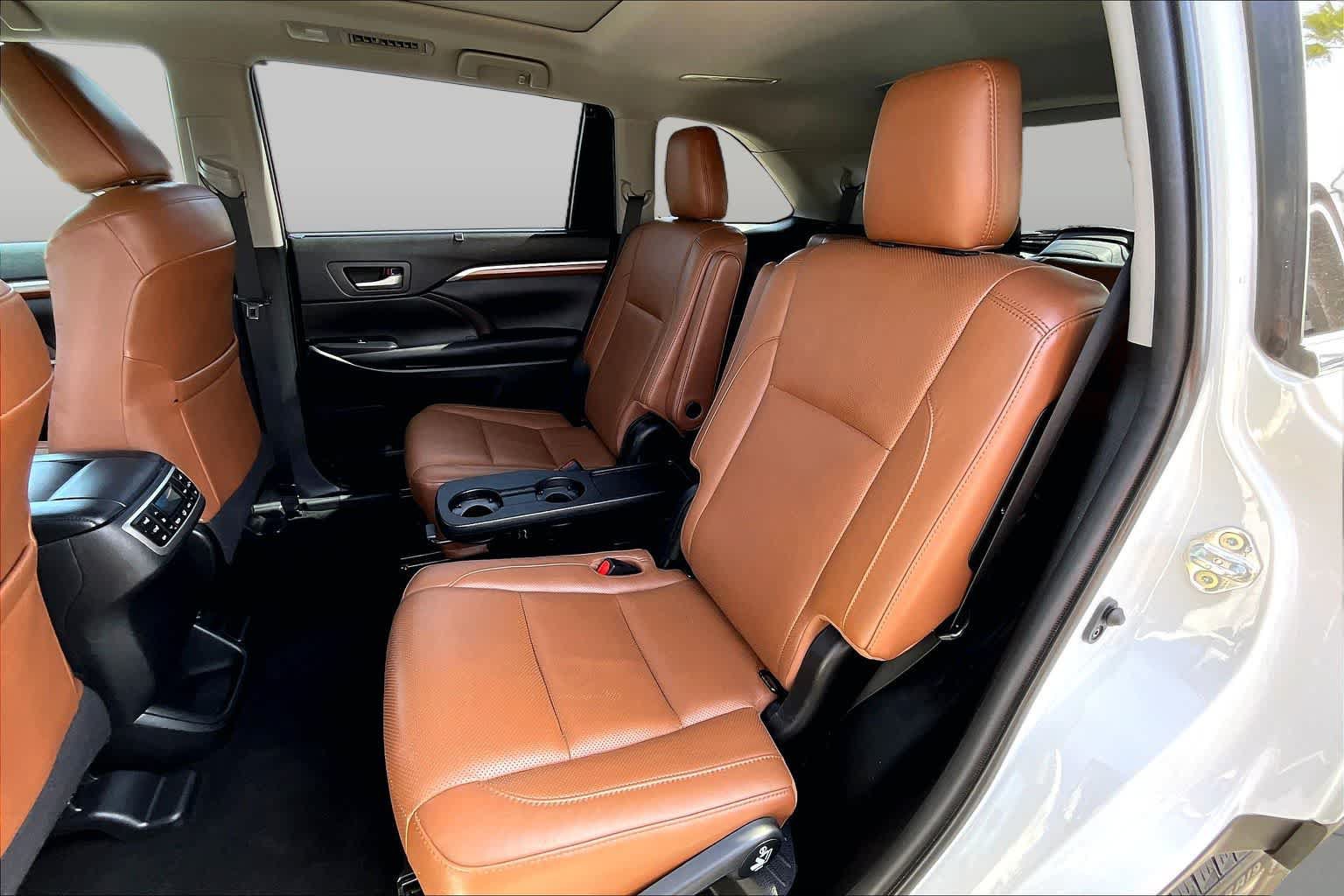 Used 2019 Toyota Highlander Limited Platinum FWD image 18