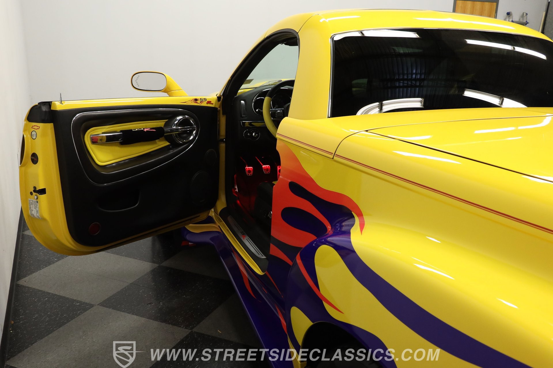 Used 2005 Chevrolet SSR w/ Preferred Equipment Group RWD image 32