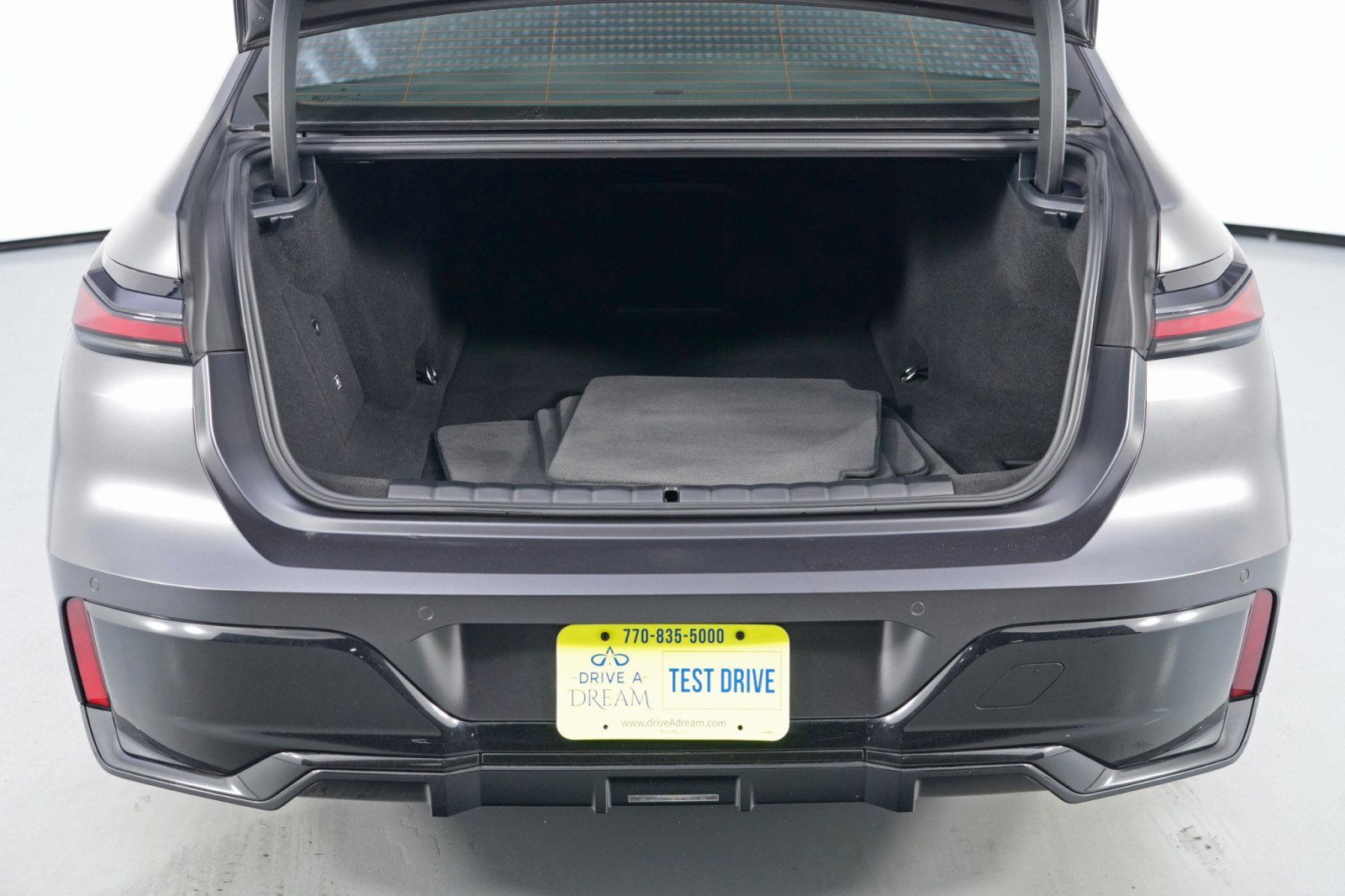 Used 2023 BMW i7 xDrive60 w/ Parking Assistance Package image 10