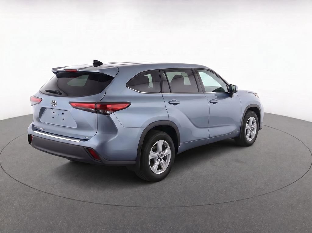 Used 2023 Toyota Highlander LE FWD image 4