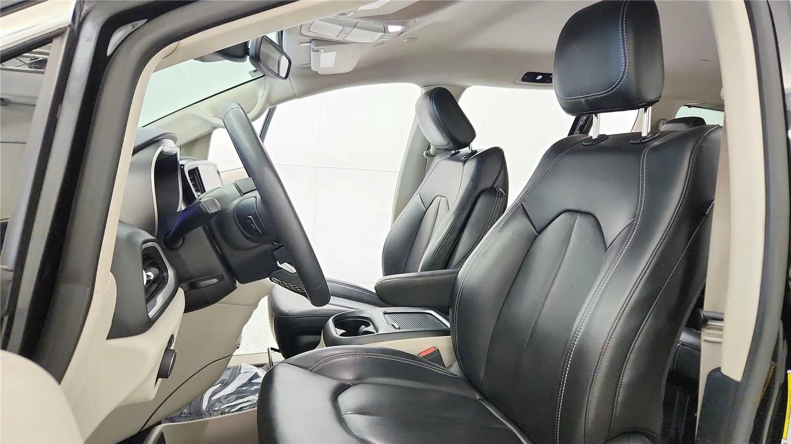 Used 2023 Chrysler Pacifica Touring-L FWD image 27