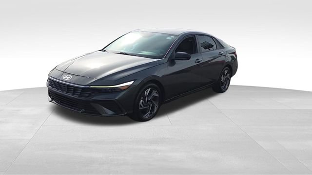 Used 2025 Hyundai Elantra Sport FWD image 2