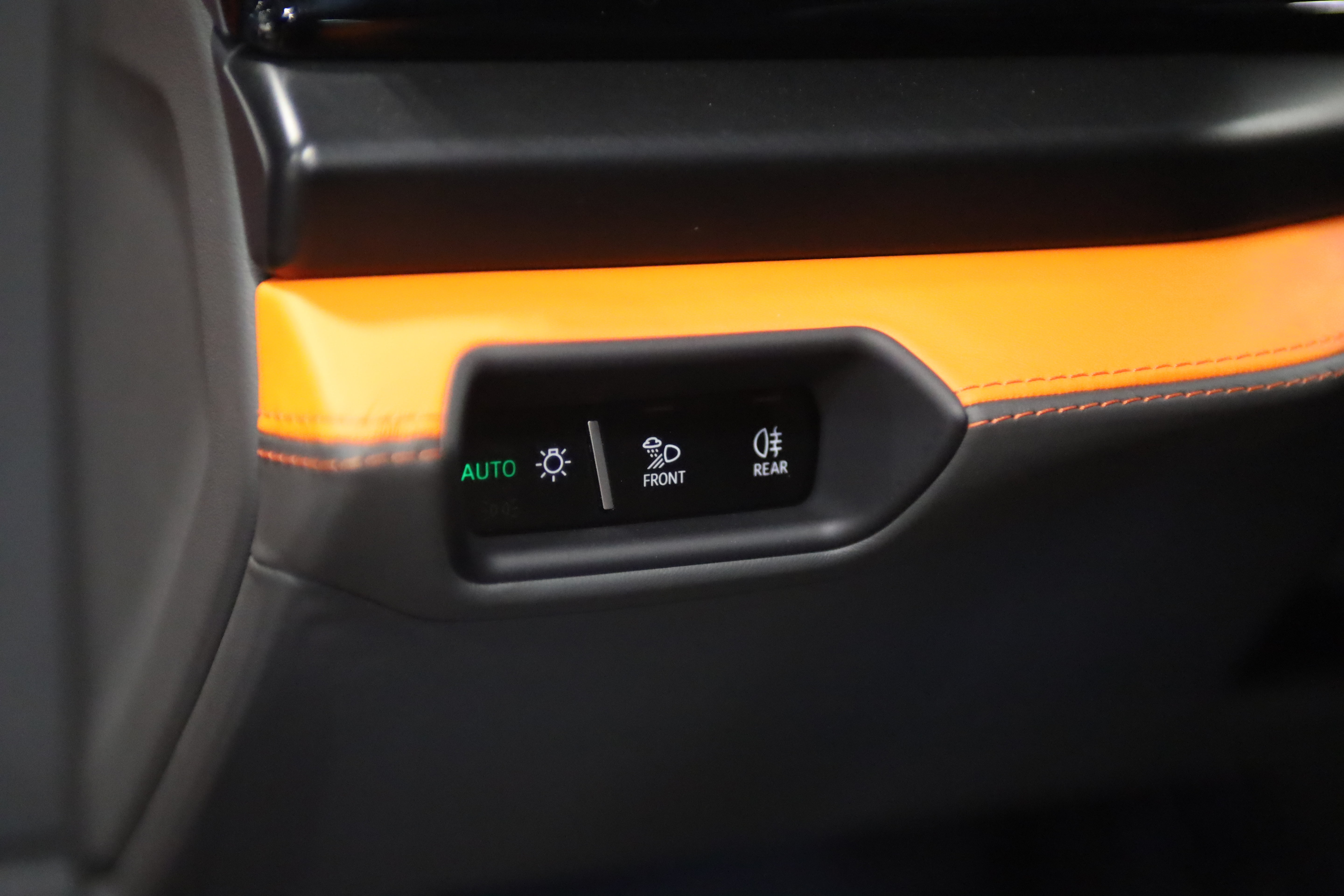 Used 2025 Lamborghini Urus SE AWD/4WD image 16