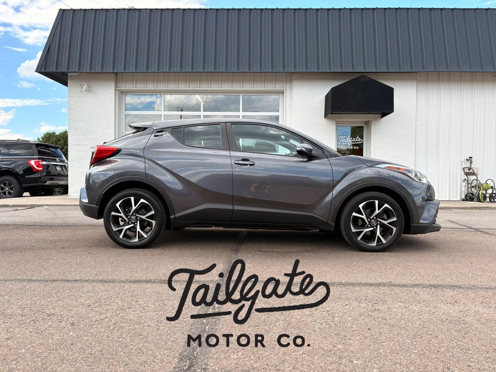 Used 2018 Toyota C-HR XLE FWD video 1