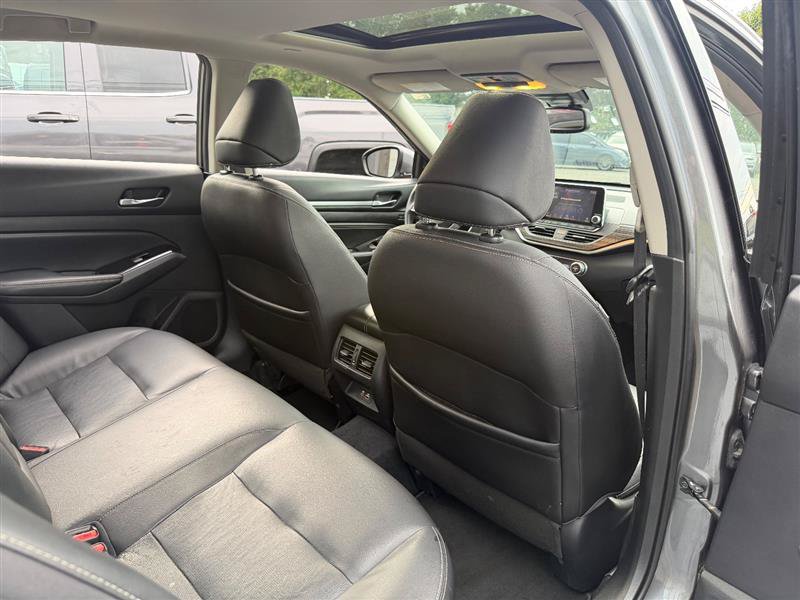 Used 2020 Nissan Altima 2.0 Platinum FWD image 19