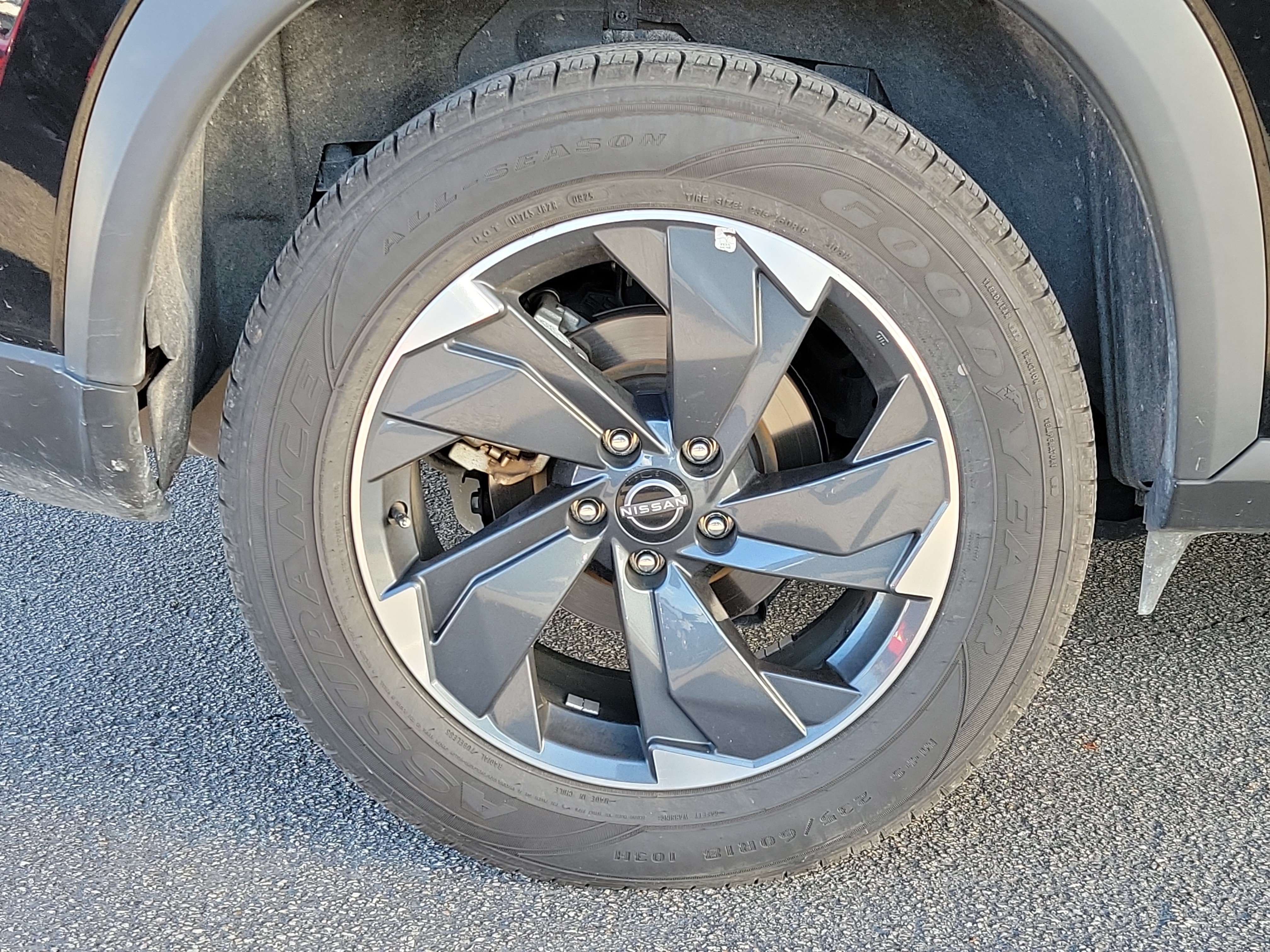 Used 2025 Nissan Rogue SV AWD/4WD image 2