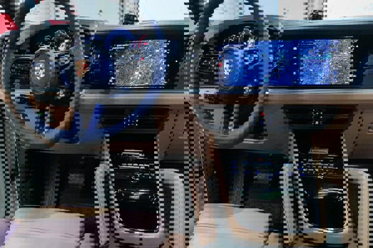 Used 2025 Porsche Cayenne Coupe image 29