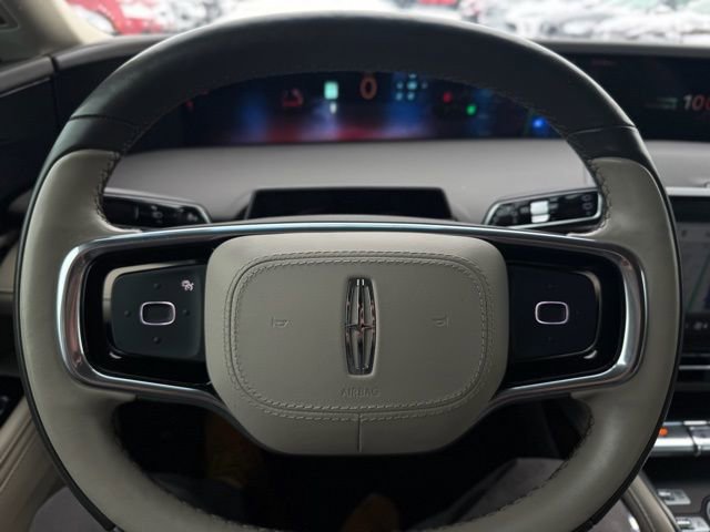Used 2025 Lincoln Nautilus Premier image 25