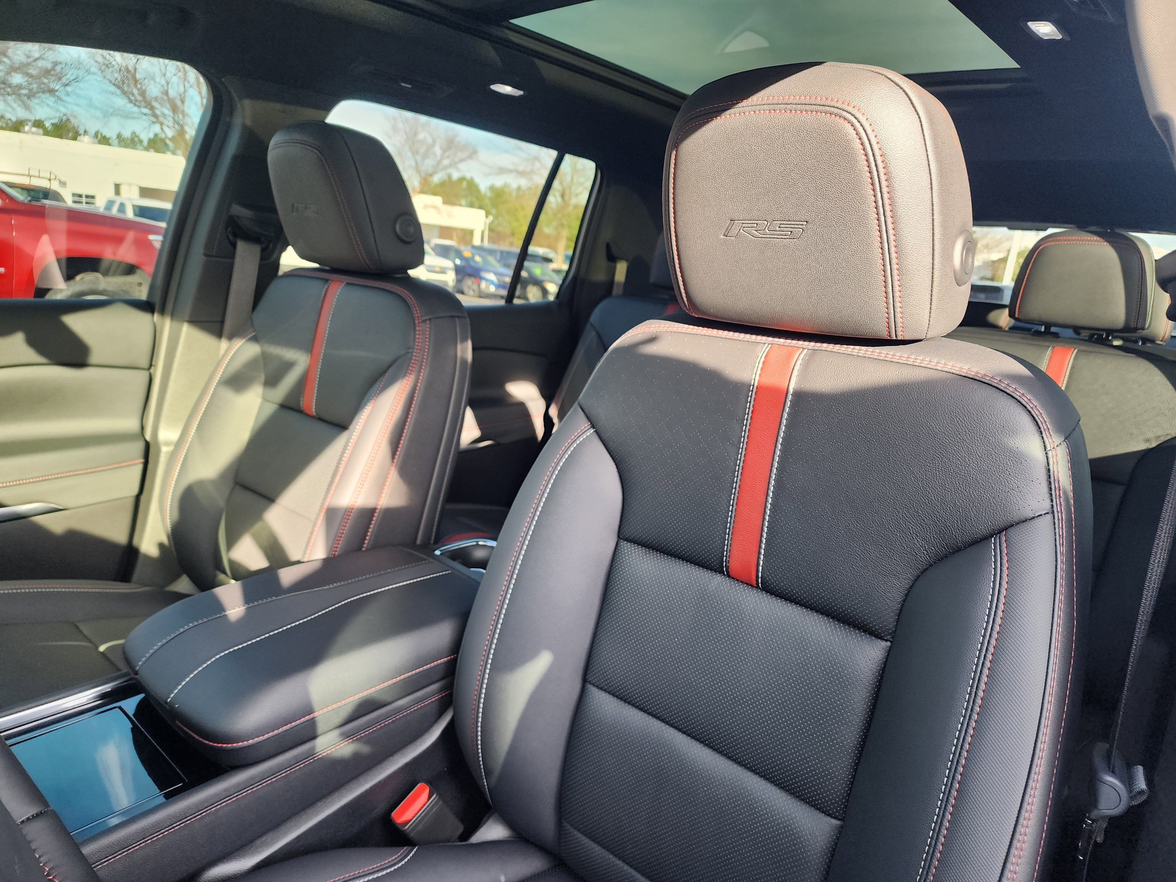 Used 2025 Chevrolet Traverse RS image 23