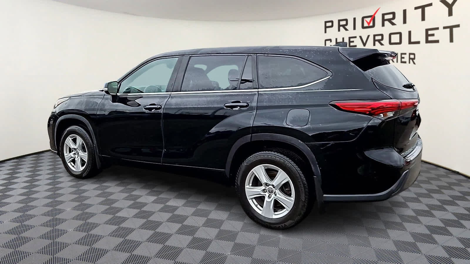 Used 2021 Toyota Highlander LE AWD/4WD image 6