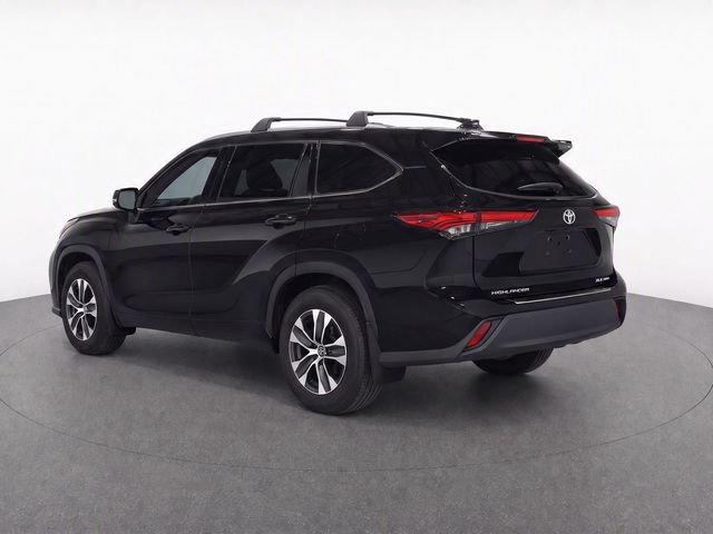 Used 2020 Toyota Highlander XLE AWD/4WD image 4