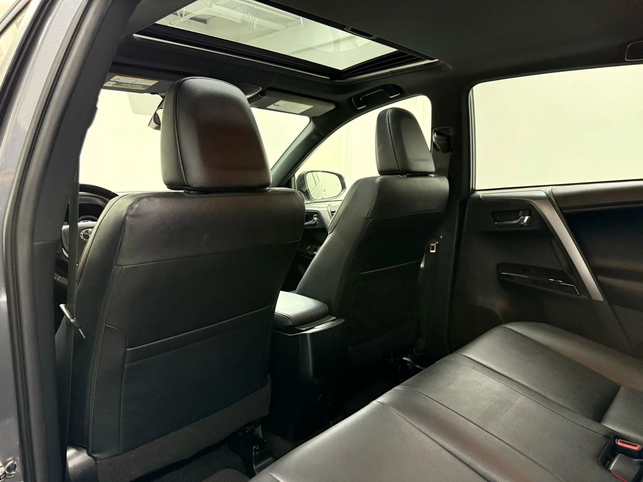 Used 2017 Toyota RAV4 SE w/ Advanced Technology Package image 36