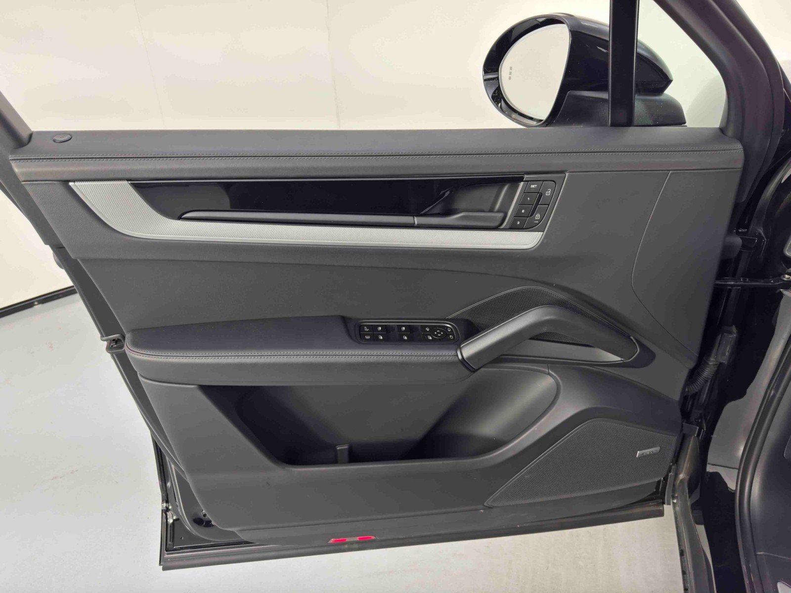 Used 2024 Porsche Cayenne w/ Premium Package image 45